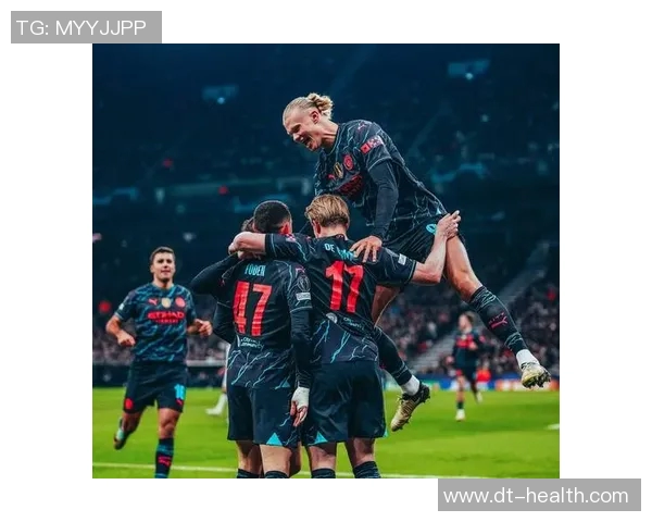 球场上的对话瞬间 足球明星们的真实交流与默契展现